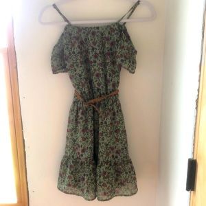 Green of the shoulder flower dresses